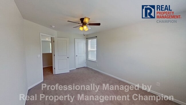 Building Photo - Beautiful and Spacious End Unit Townhouse