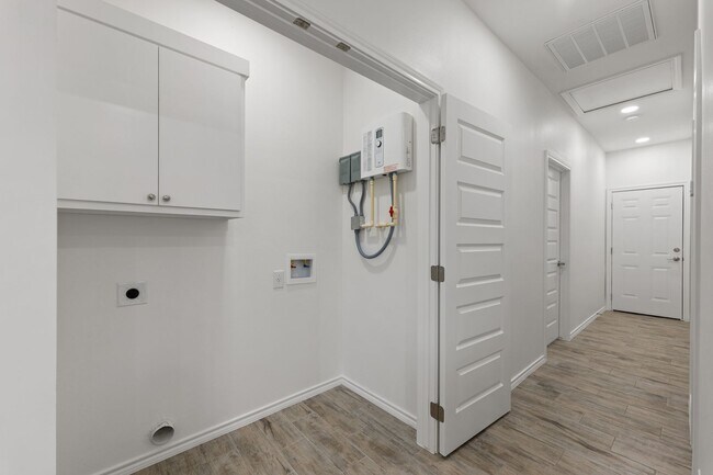 Building Photo - 2325 N Vly Cir