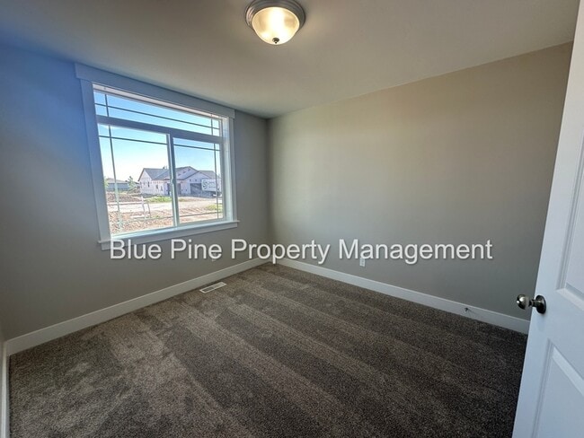 Building Photo - 3881 E Hemlock Ln