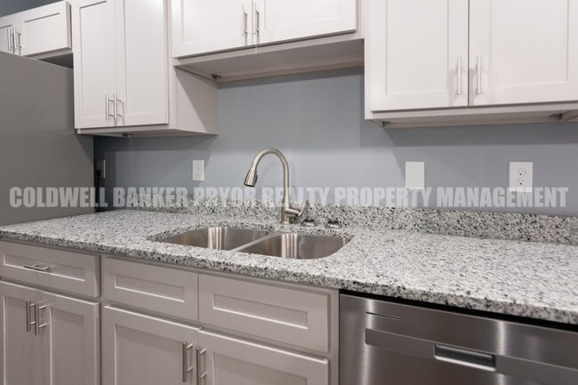 Building Photo - 360 Main St