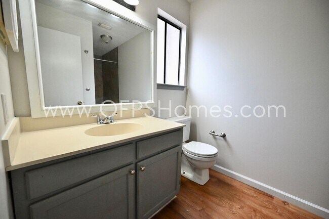 Building Photo - 206 Fourth St SE