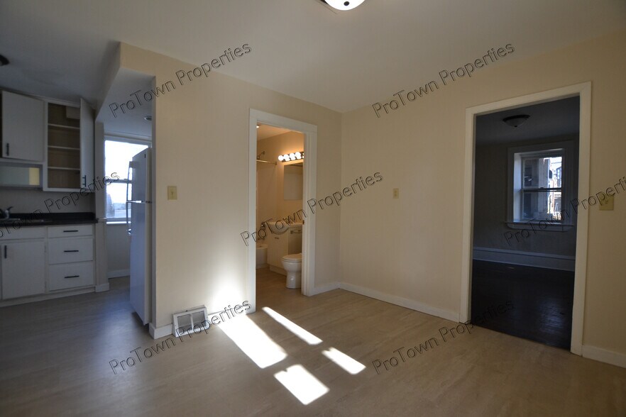 Building Photo - 811 N Center St