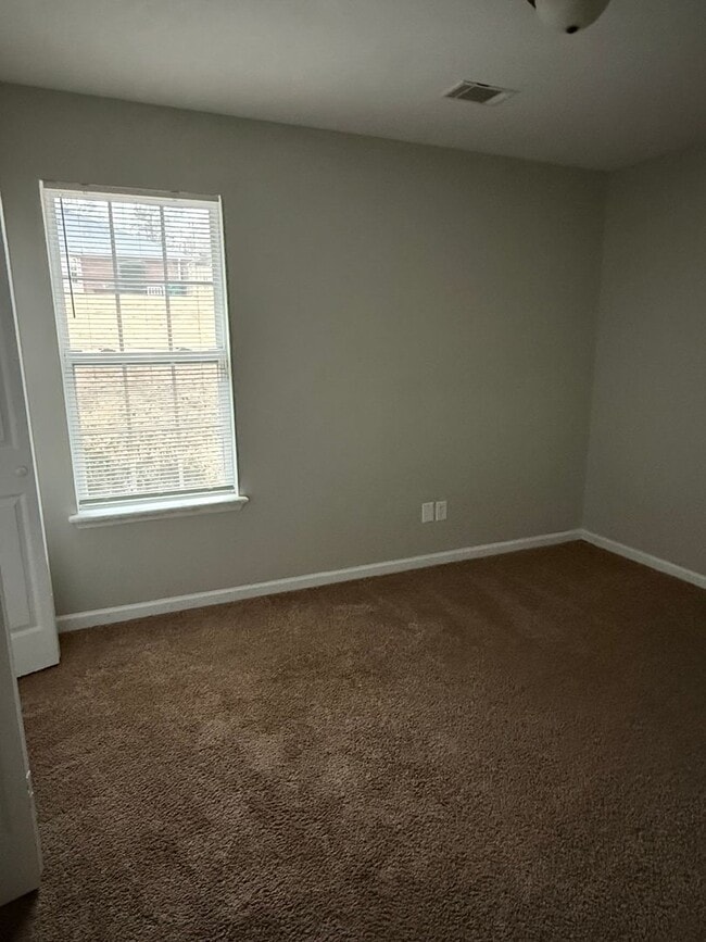 Building Photo - HOME FOR LEASE 4 BR 2 BATH RANCHSTYLE  SPLIT FLOOR PLAN AND OPEN  LARGE  FENCED BACKYARD  CONVENI...