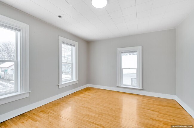 Building Photo - 818/818A Bowen St
