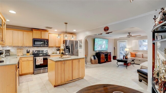 Building Photo - 150 Azalea St