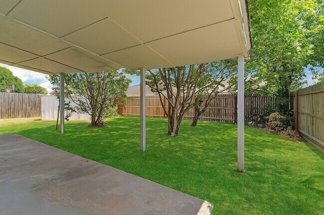 Building Photo - 721 Somerset Dr
