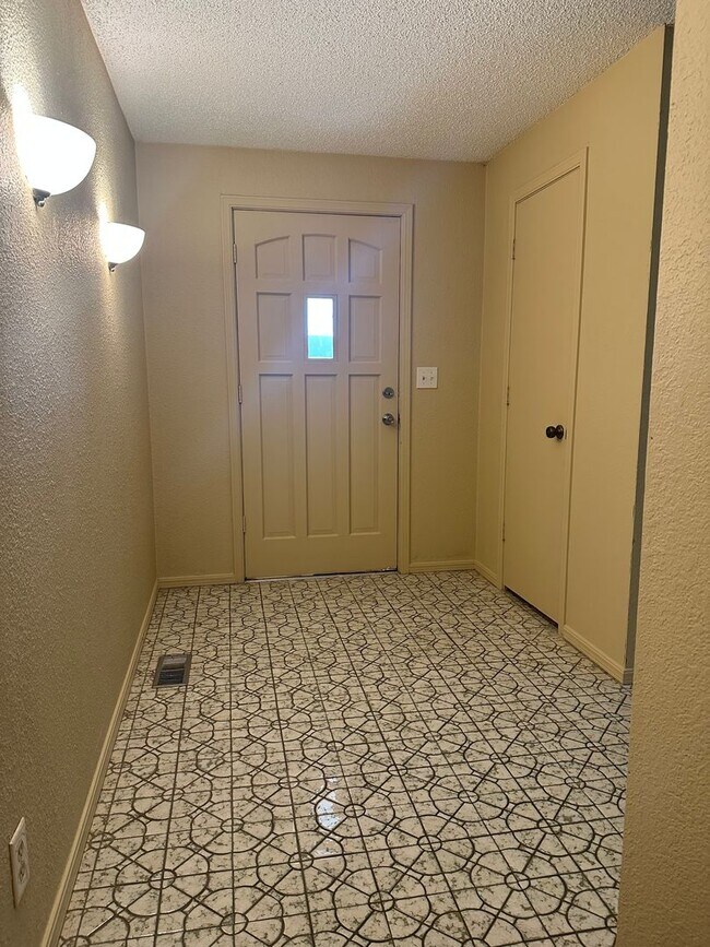 Building Photo - This duplex offers 3 spacious bedrooms, 2....