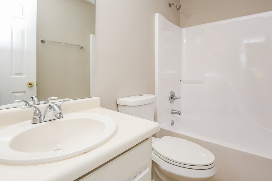 Building Photo - 460 Heathgate Dr SW