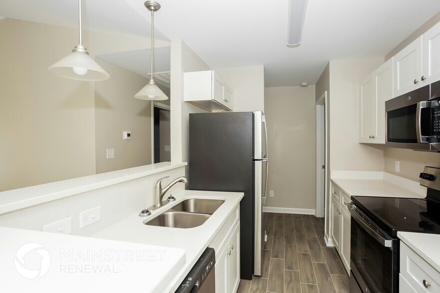 Building Photo - 1102 Skyland St