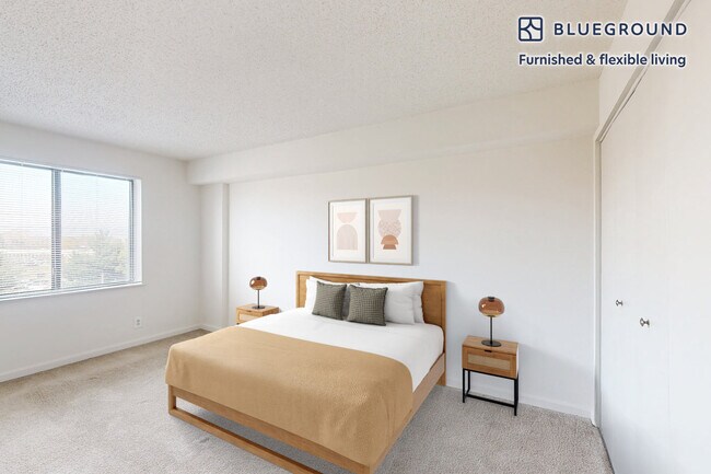 Building Photo - 2251 Pimmit Dr