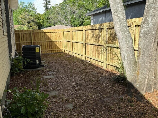 Building Photo - 4666 Iris St N