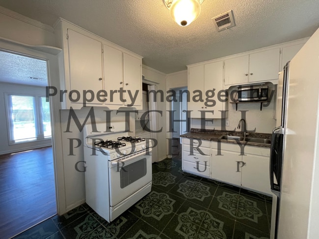Building Photo - Welcome to 3610 S Lipscomb! 2 bedroom 1 ba...