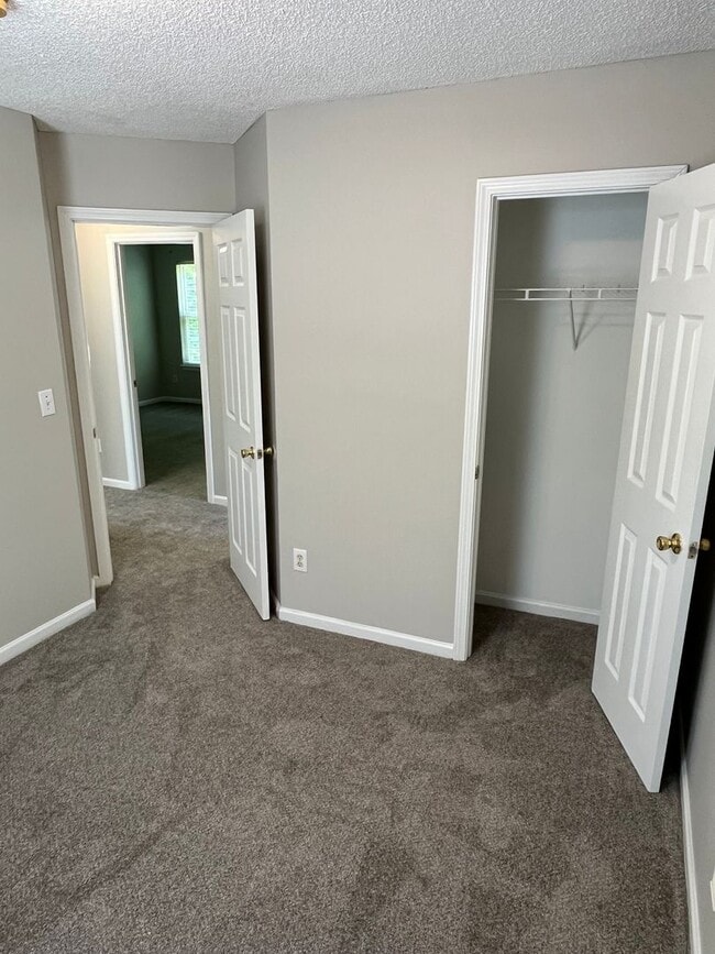 Building Photo - Great 3 Bed, 2.5 Bath house in University ...