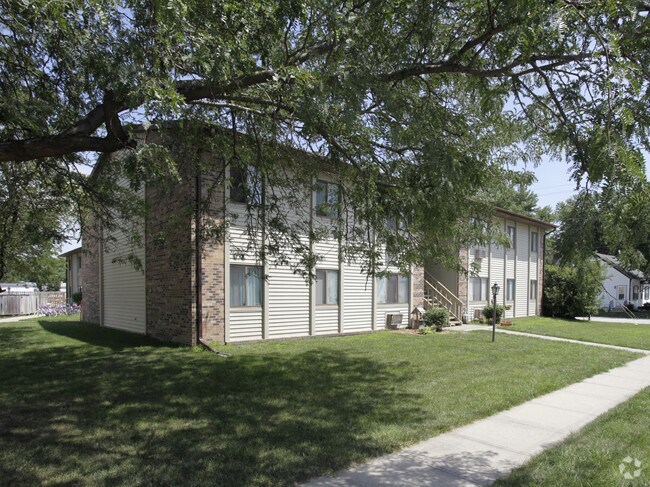 Building Photo - Eaglewood Court Apartments