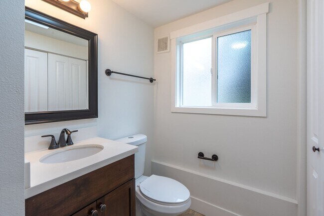 Building Photo - 4bed/3bath home in Finn Hill