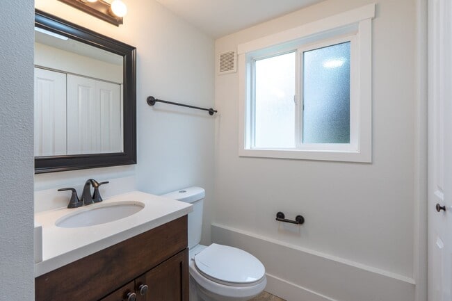 Building Photo - APPLICATION PENDING - 4bed/3bath home in F...
