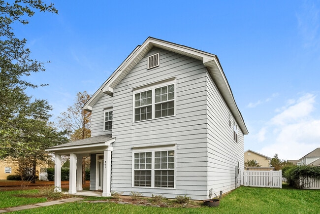 Building Photo - 301 Pimpernel St