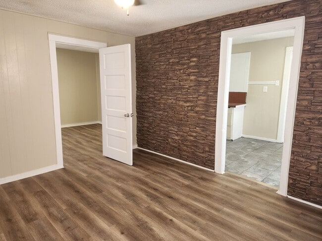 Building Photo - 213 W 9th St