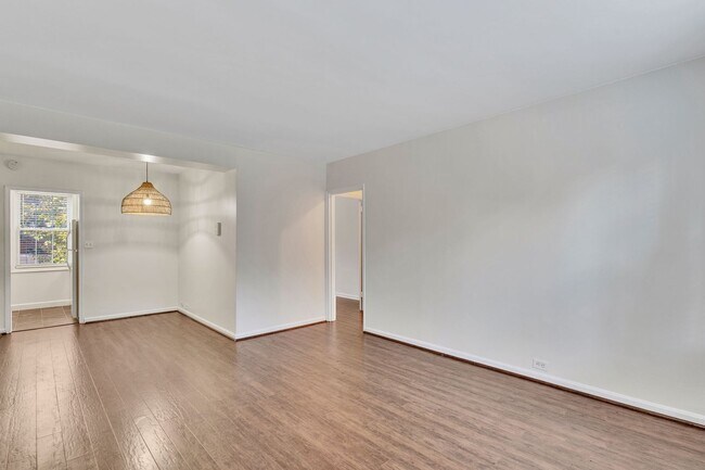 Building Photo - Spacious Corner unit 1 BR 1 BA