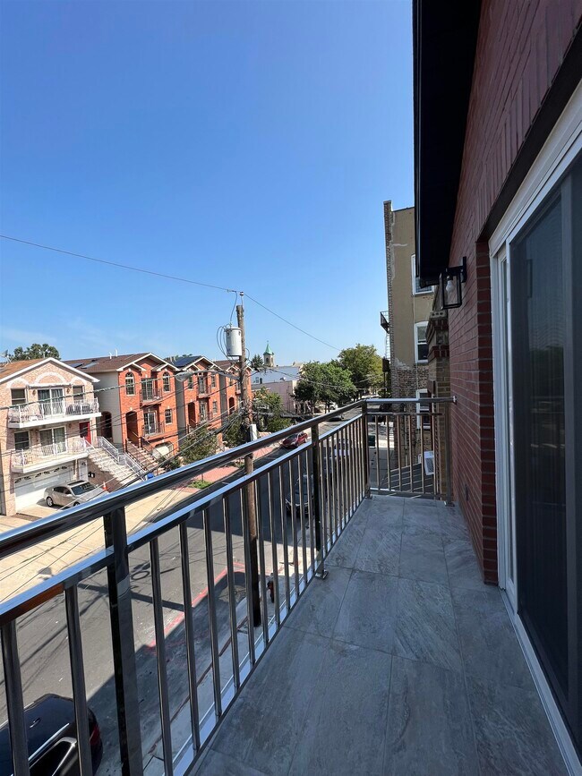 Building Photo - 34 Giles Ave