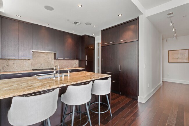 Building Photo - Luxury 2 Bed 1.75 Bath Furnished Downtown Seattle Condo with Stunning Views