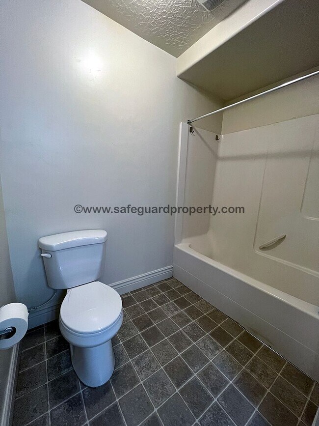 Building Photo - Wonderful 3 Bedroom Condo in Sandy
