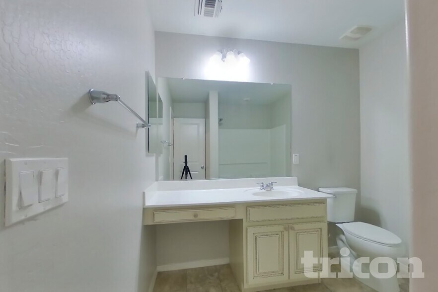 Building Photo - 11690 N 166th Dr