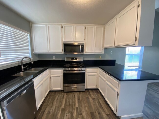 Building Photo - Newley Remodeled 3 BD 2 BA house on corner...