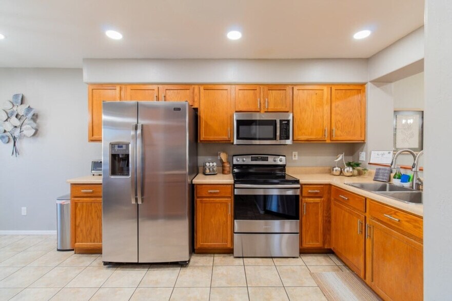 Building Photo - 1387 E 10th Pl