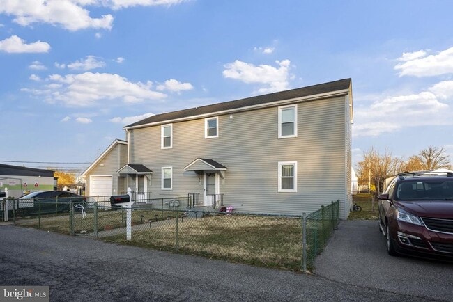 Building Photo - 555 S Marlyn Ave