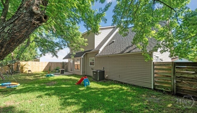 Building Photo - 520 Falcon Dr