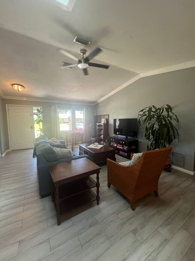 Building Photo - Fully Furnished 3-Bedroom Home in Palm Coa...