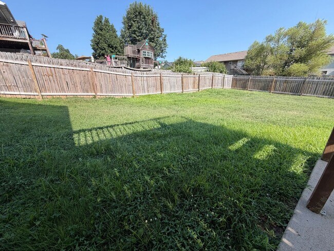 Building Photo - Spacious 4 Bedroom Home located in Woodland Hills Subdivision