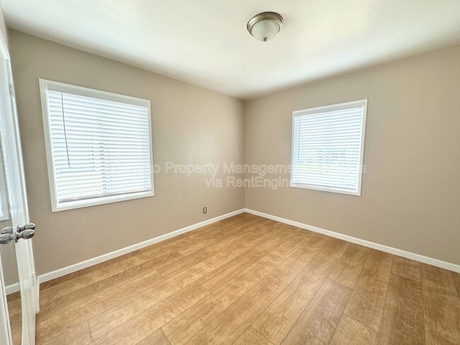 Building Photo - 10918 Dalwood Ave