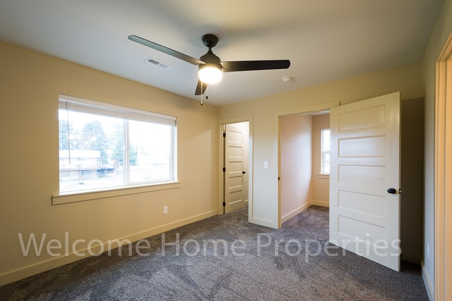 Building Photo - 72 NE Hadley Way