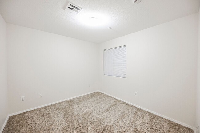 Building Photo - Gated Community townhome, with private garage