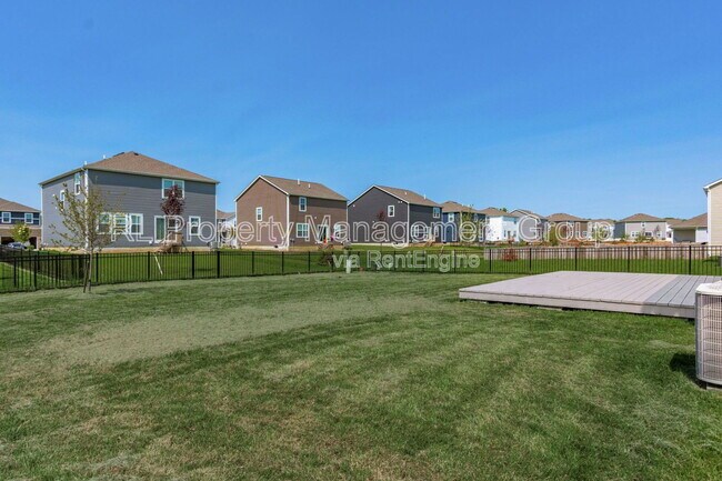 Building Photo - 214 Sterndale Dr