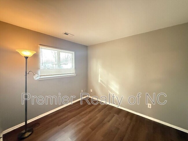 Building Photo - 2906 Navajo Ave