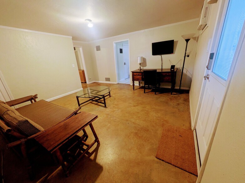 Large living room with 50" screen and desk - 414 N Avenue E Ave