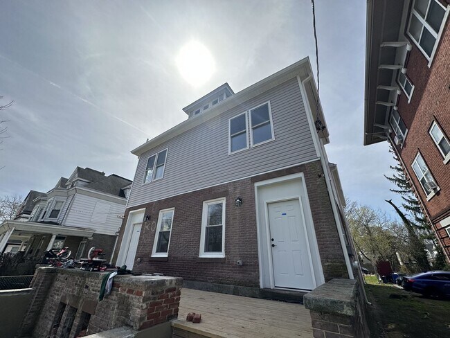 Building Photo - 1109 W State St