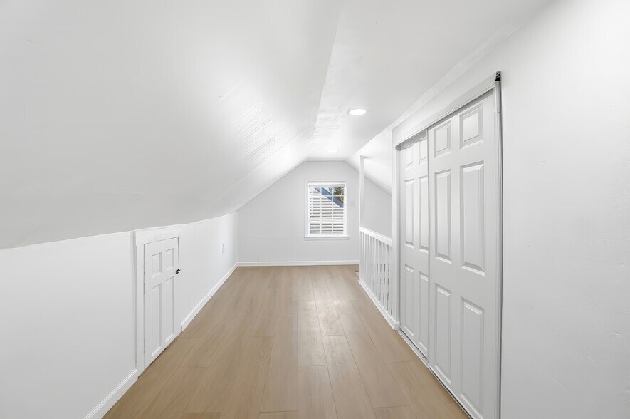 Building Photo - 149 W Lane Ave