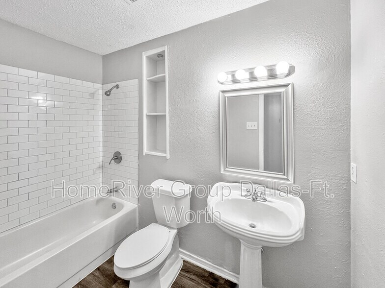 Building Photo - 9703 La Rochelle Dr