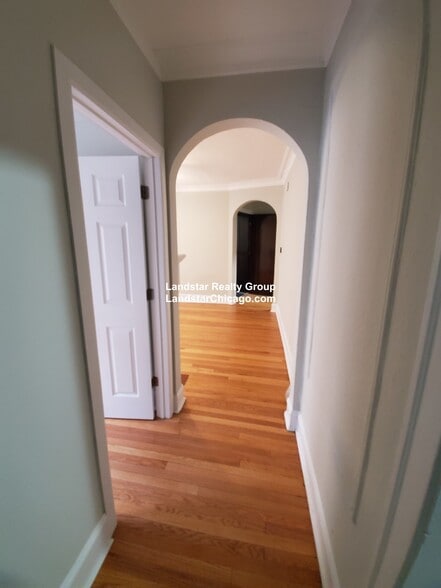Building Photo - 5042 N Wolcott Ave