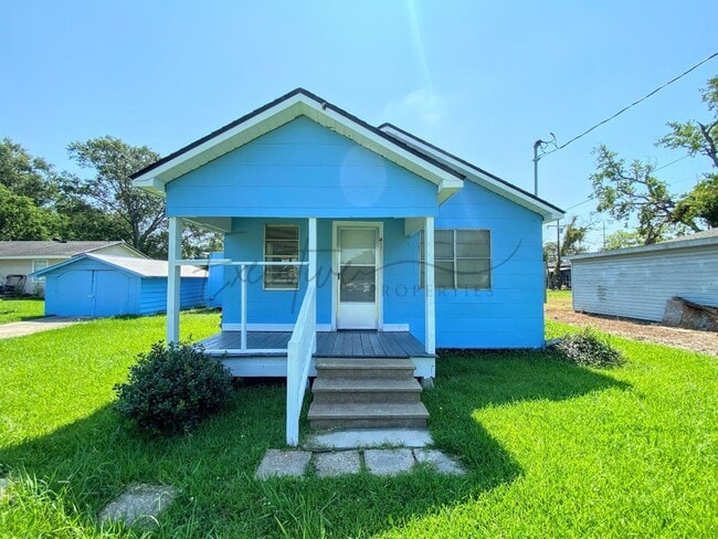 Building Photo - Simple & Comfortable 2 Bedroom Home in Iowa, LA with Large Yard & Shed