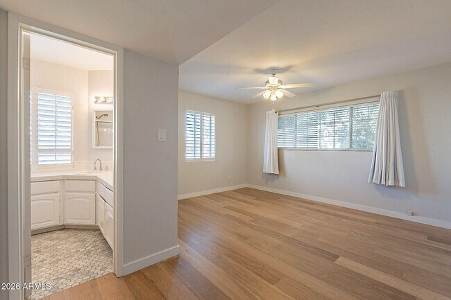 Building Photo - 5715 E Calle Del Paisano