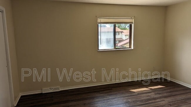 Building Photo - 6071 In the Pines Dr SE