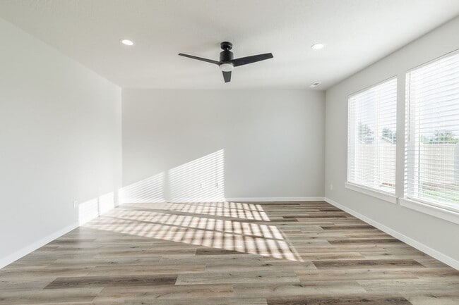 Building Photo - New 4 Bed 2.5 Bath House in Star