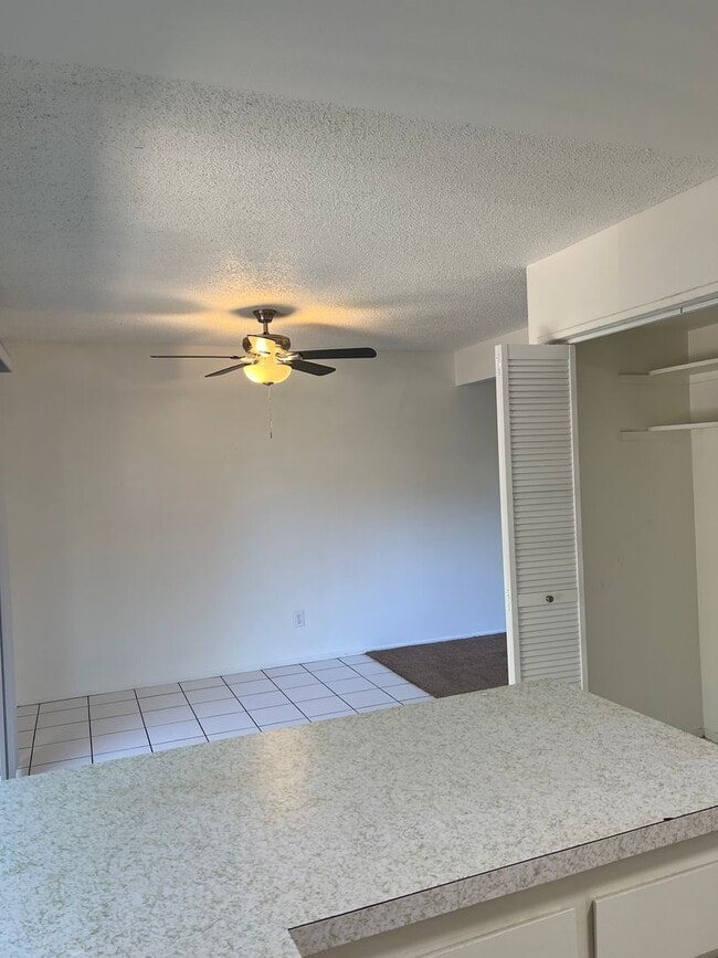 Building Photo - SPACIOUS 3 BEDROOM CONDO!!