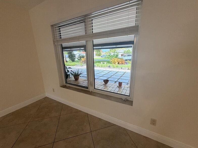 Building Photo - 2018 NE 14th Ct