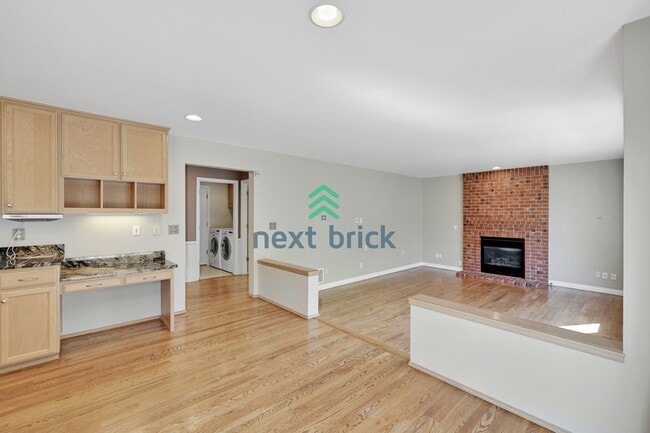 Building Photo - 4 BED & 2.5 BATH FOR RENT